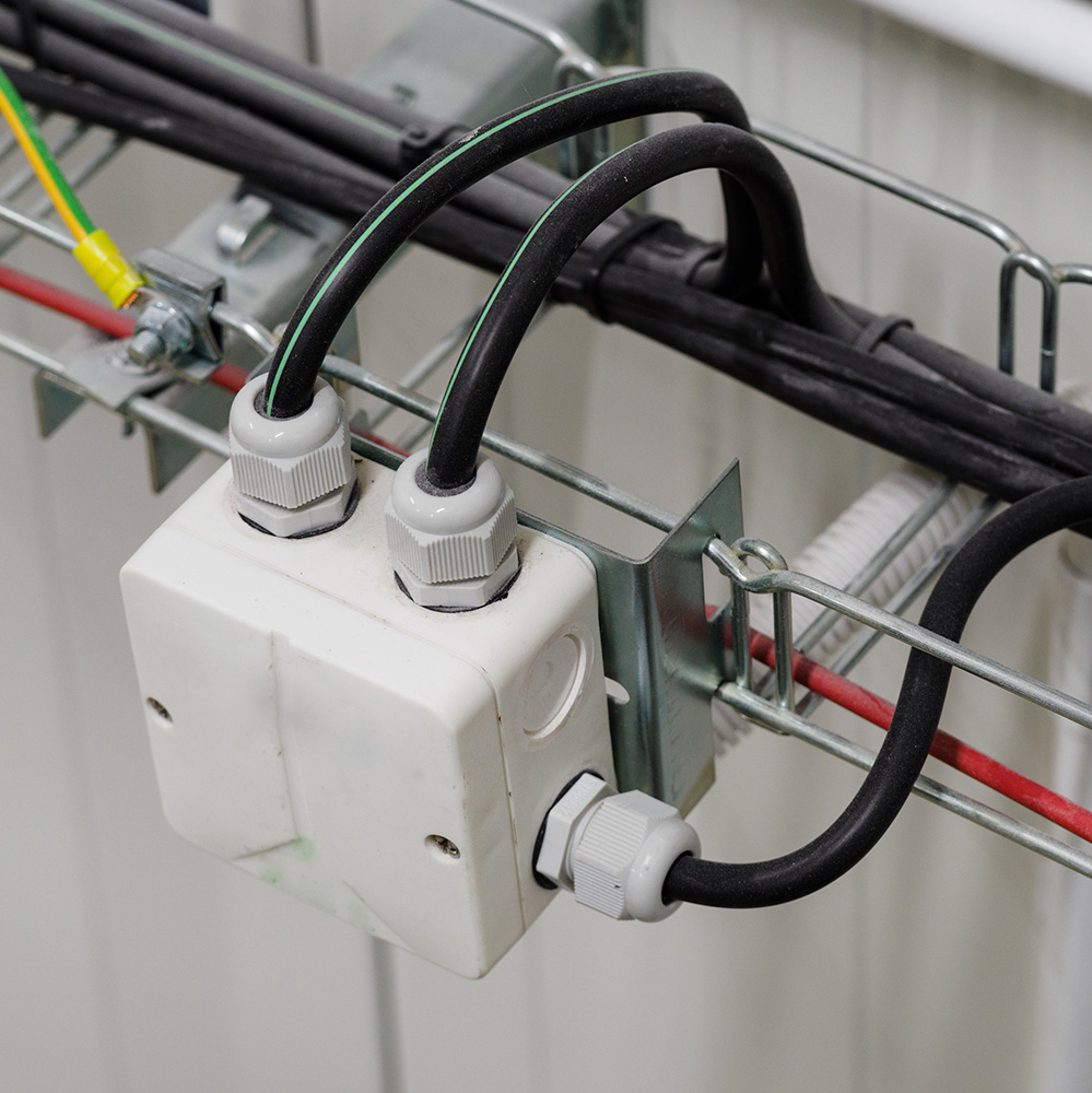 Czym są dławiki kablowe i jak działają?